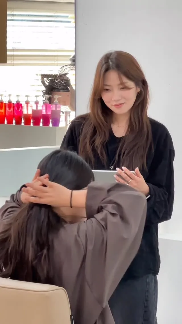 𝗧𝗘𝗧𝗘 𝗮 𝗧𝗘𝗧𝗘
TETE x Rarelee LONG HAIR PACKAGE
rarelee diagnoses, tete designs
테뜨는 국내 최초 개인 맞춤형 스타일 컨설팅 레어리와 조금 특별한 프로젝트를 진행하고 있습니다.
레어리는 다년간의 빅데이타를 통해 고객님들의 라이프 스타일에 맞는 '인생머리'를 찾아주며, 테뜨는 레어리가 분석한 결과지의 디자인을 토대로, 두상 모질을 분석하여 그 스타일이 일상에서 건강하게 잘 유지될 수 있도록 디자인을 구현합니다.
테뜨가 가장 잘하는 경청, 레어리팀이 잘하는 디테일한 분석을 통해, 고객님들의 일상이 행복해지기를 희망합니다.
테뜨가 가는 방향과 이 마음들이 고객님의 일상에 잘 전달 되어지기를 바랍니다.
✨샌드펌 Design by 압구정미용실 테뜨 염예은
@tete_liberte
@rarelee19
_
𝗧𝗘𝗧𝗘 𝗮 𝗧𝗘𝗧𝗘
𝗥𝗲𝗮𝗹𝗶ze 𝗔𝗿𝘁 𝗜𝗻 𝗬𝗼𝘂 !
테뜨, 일상의 예술을 마주하는 공간
#테뜨#테뜨염예은#압구정테뜨 #레어리 #레어리컨설팅 #레어리긴머리컨설팅패키지#레어리미용실#압구정미용실
#헤어컨설팅 #서울미용실 #압구정헤어컨설팅 #신사미용실 #khair #kbeauty